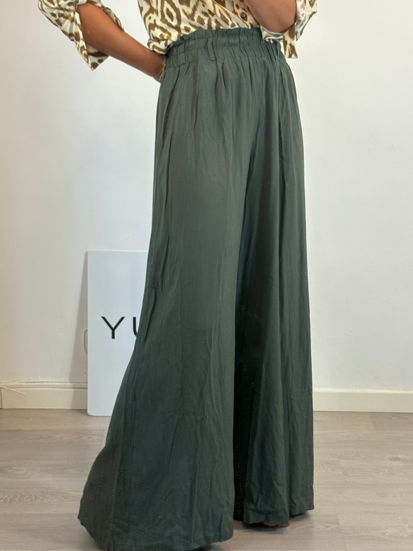 OTRAS. Pantalón verde fluido. T S/M