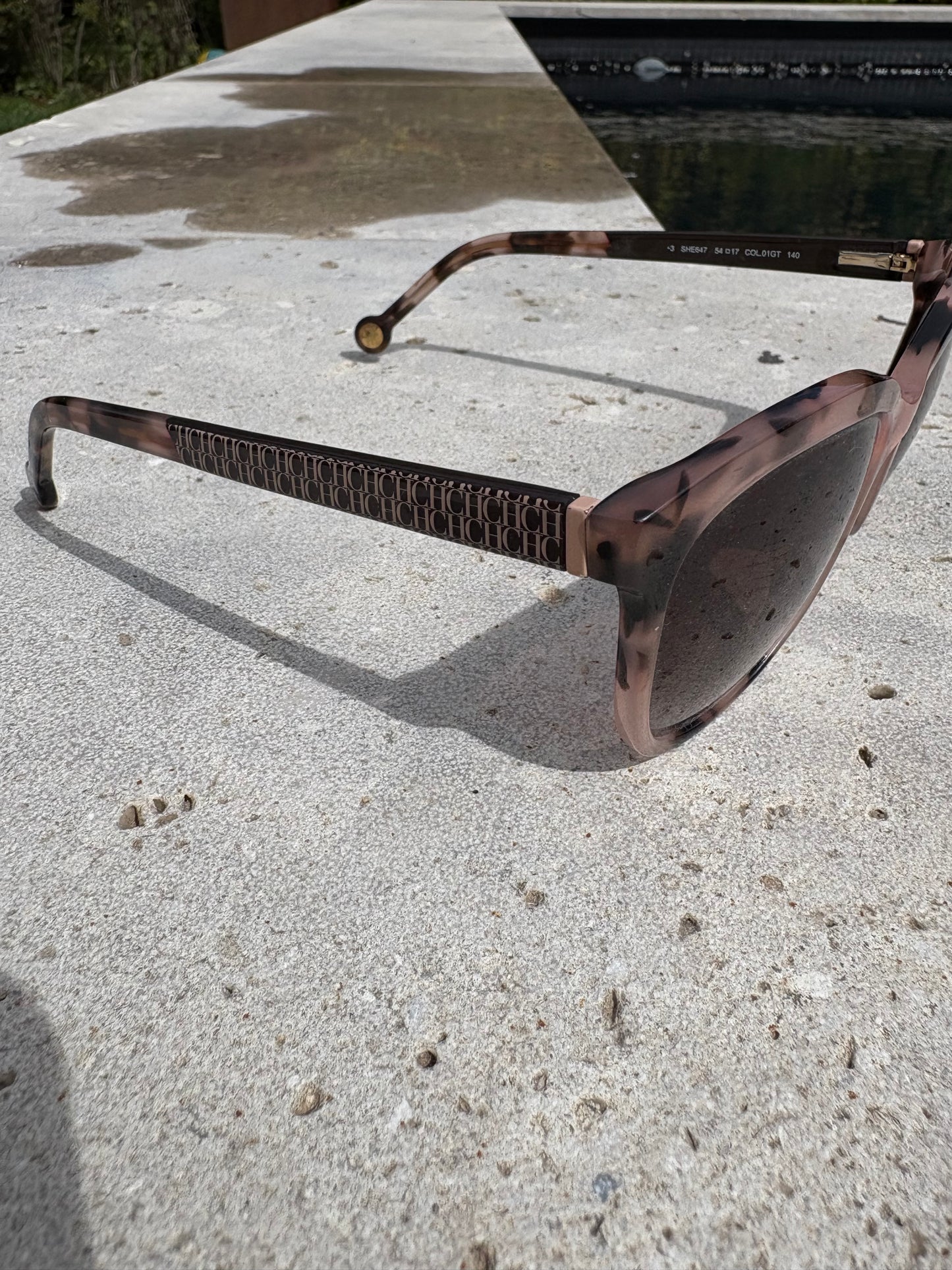 CAROLINA HERRERA. Gafas de sol logo