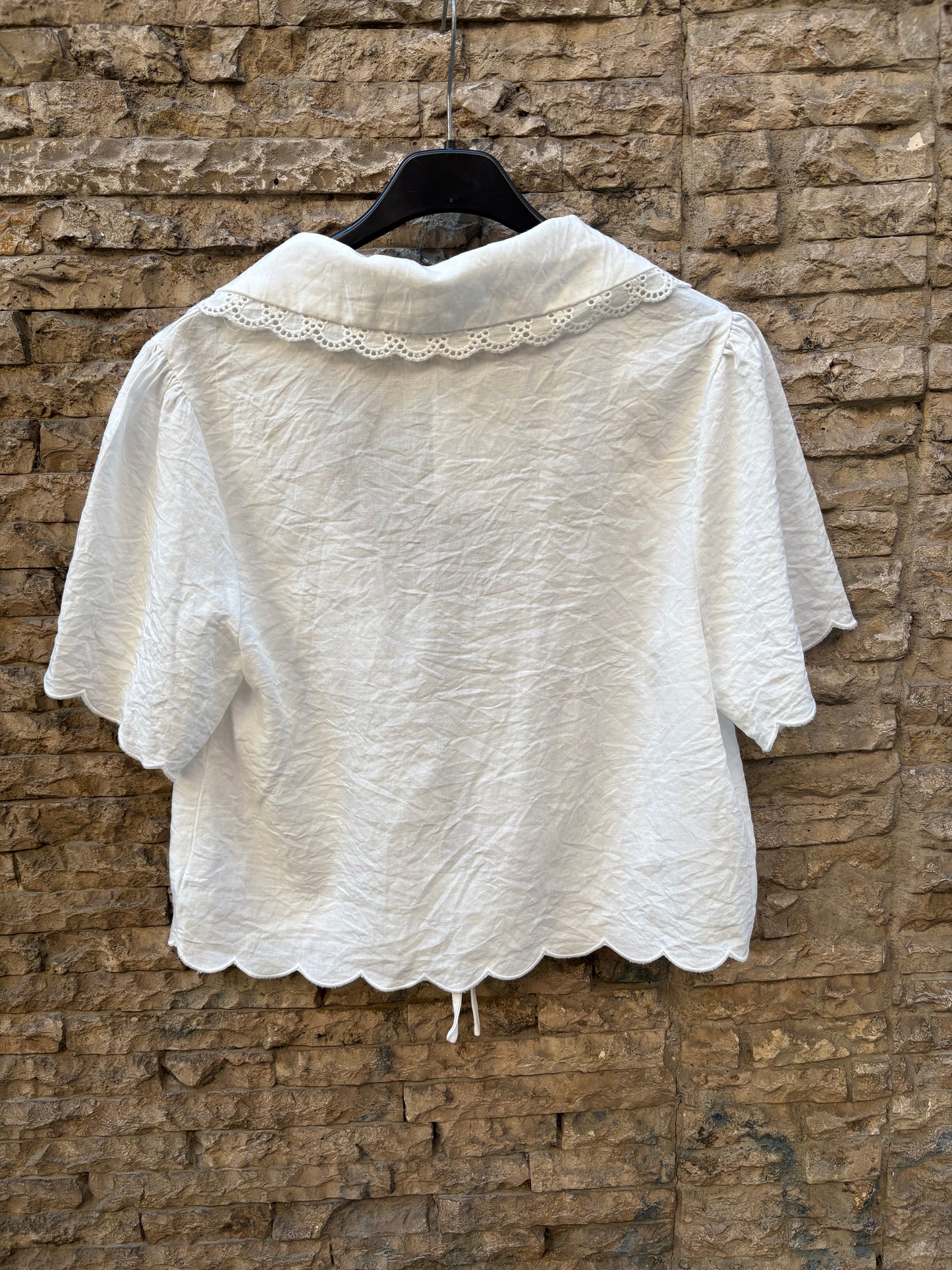 ODA. Blusa blanca bordada lazos