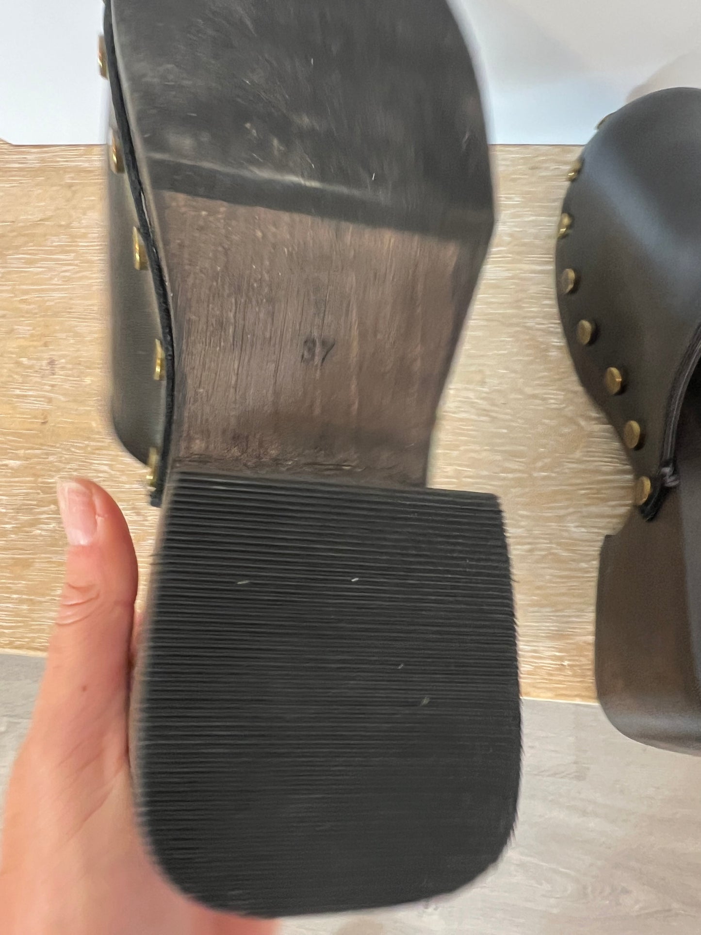 MANGO. Zuecos negro tachuelas. T 37