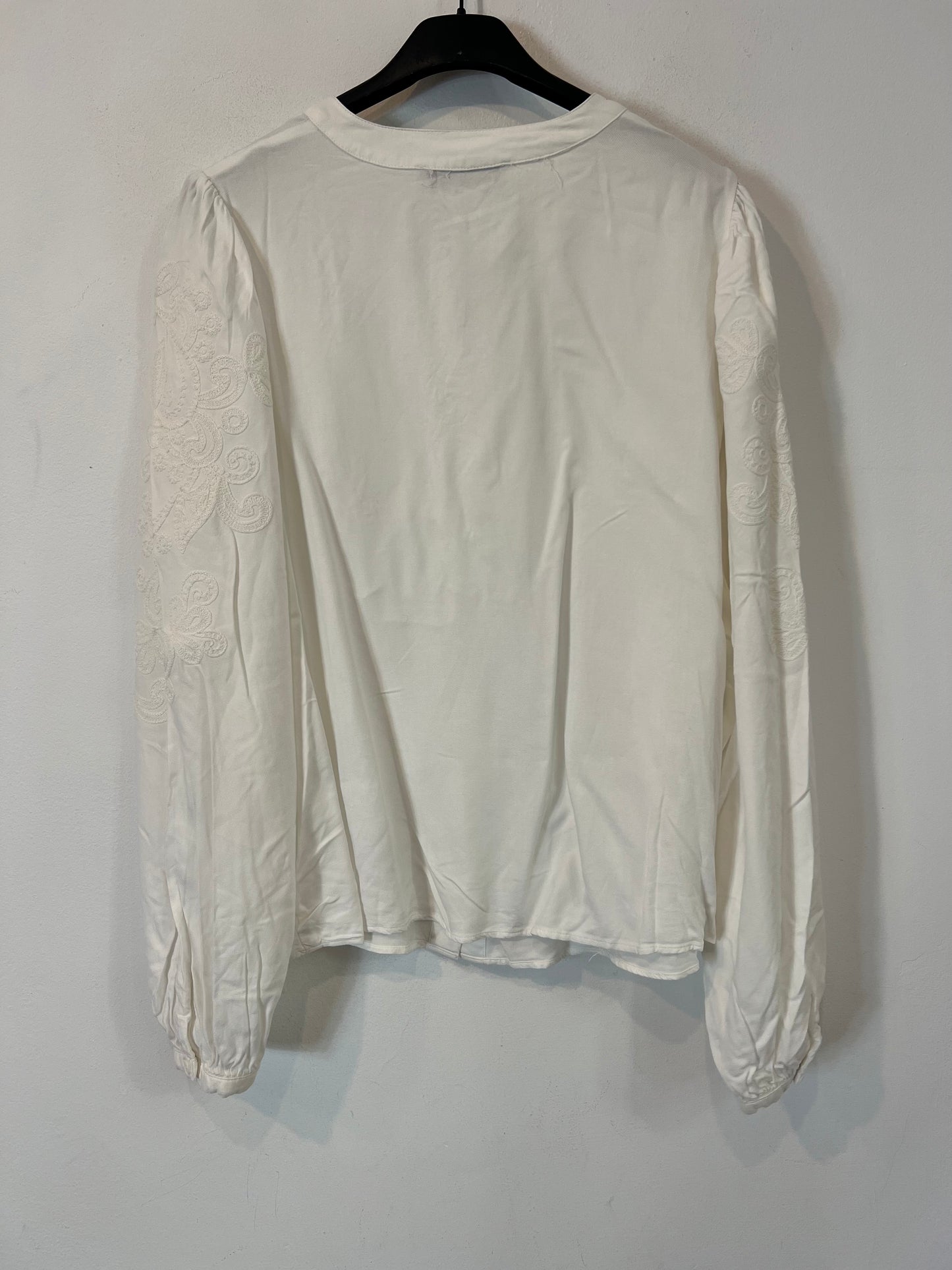 MANGO. Tl embroidered white blouse