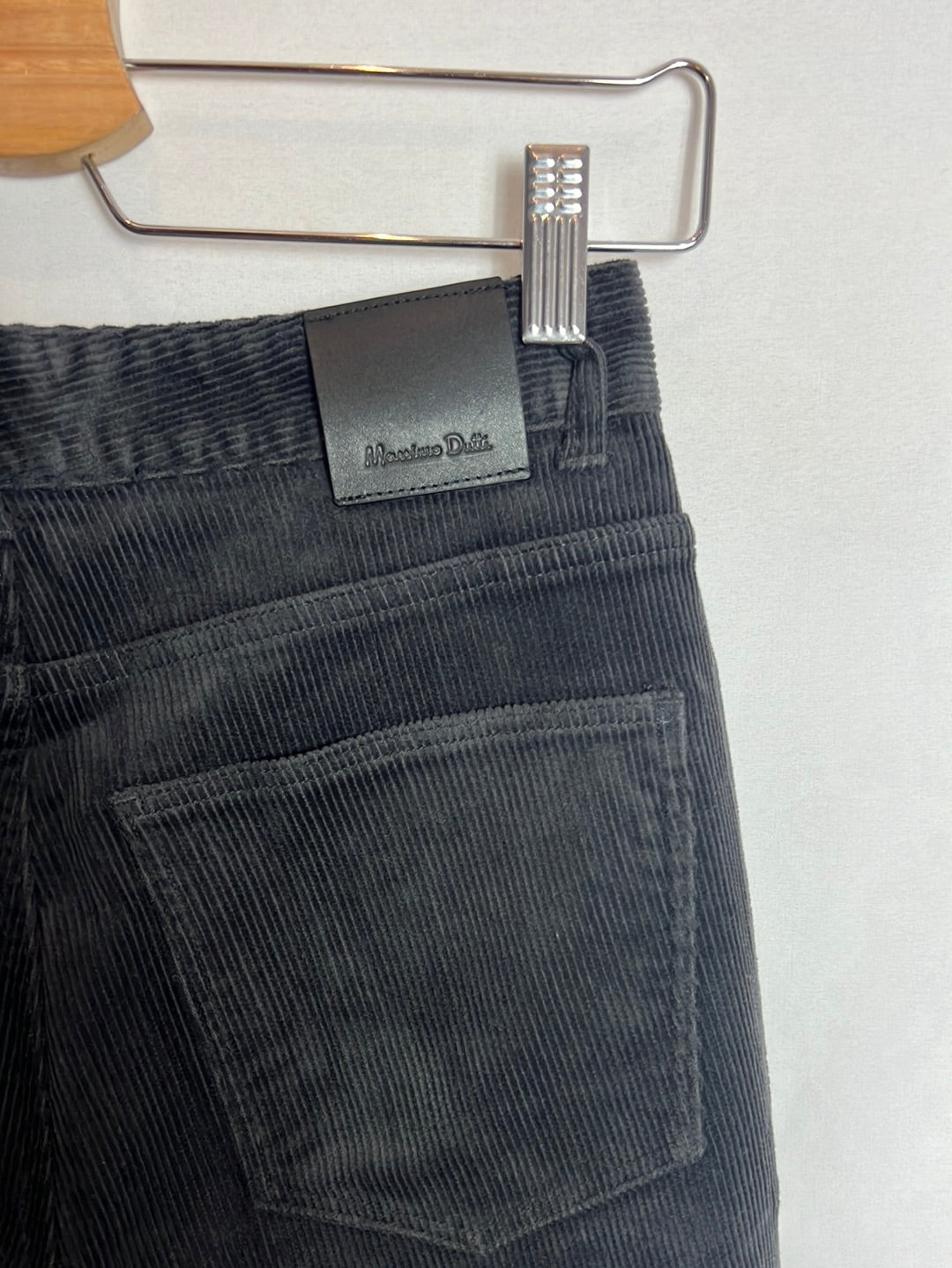 MASSIMO DUTTI. Pantalón gris oscuro pana rectos. T 34