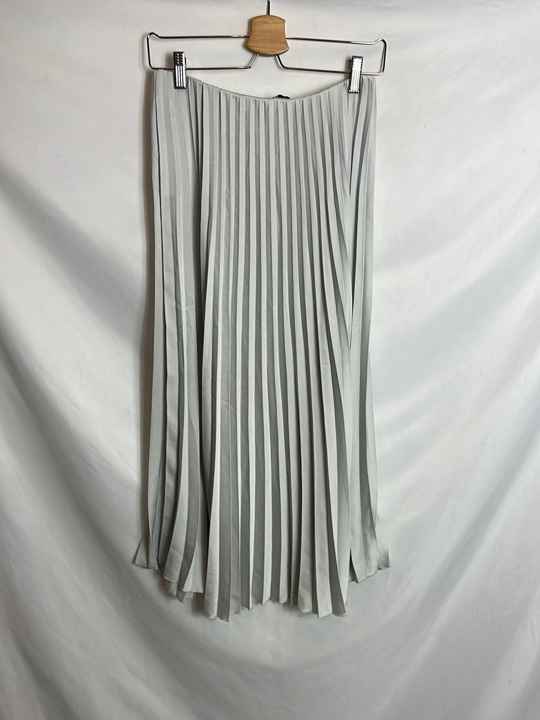 ZARA. Light gray pleated midi skirt. TM