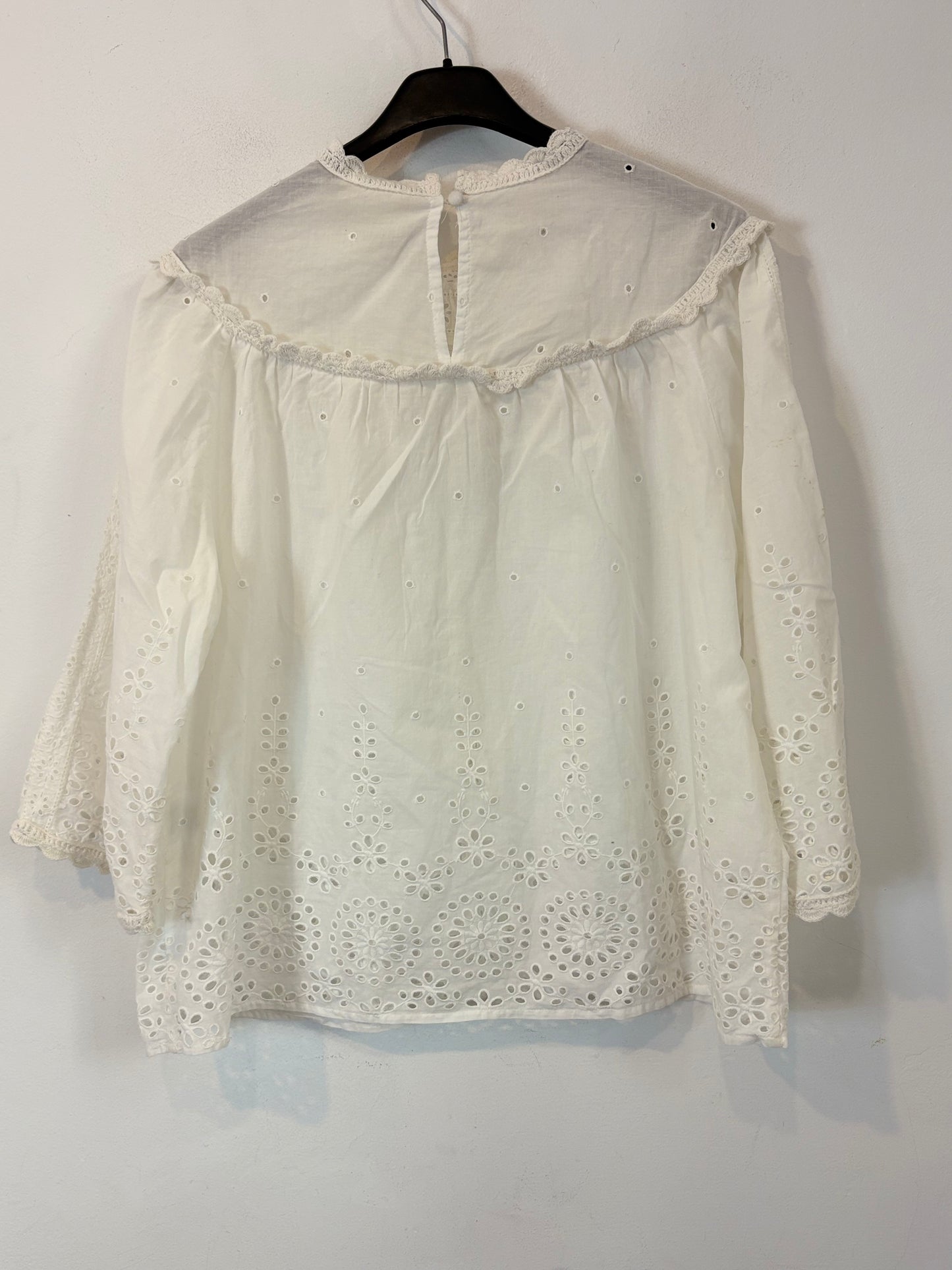 SÉZANE. Blusa blanca detalles bordados