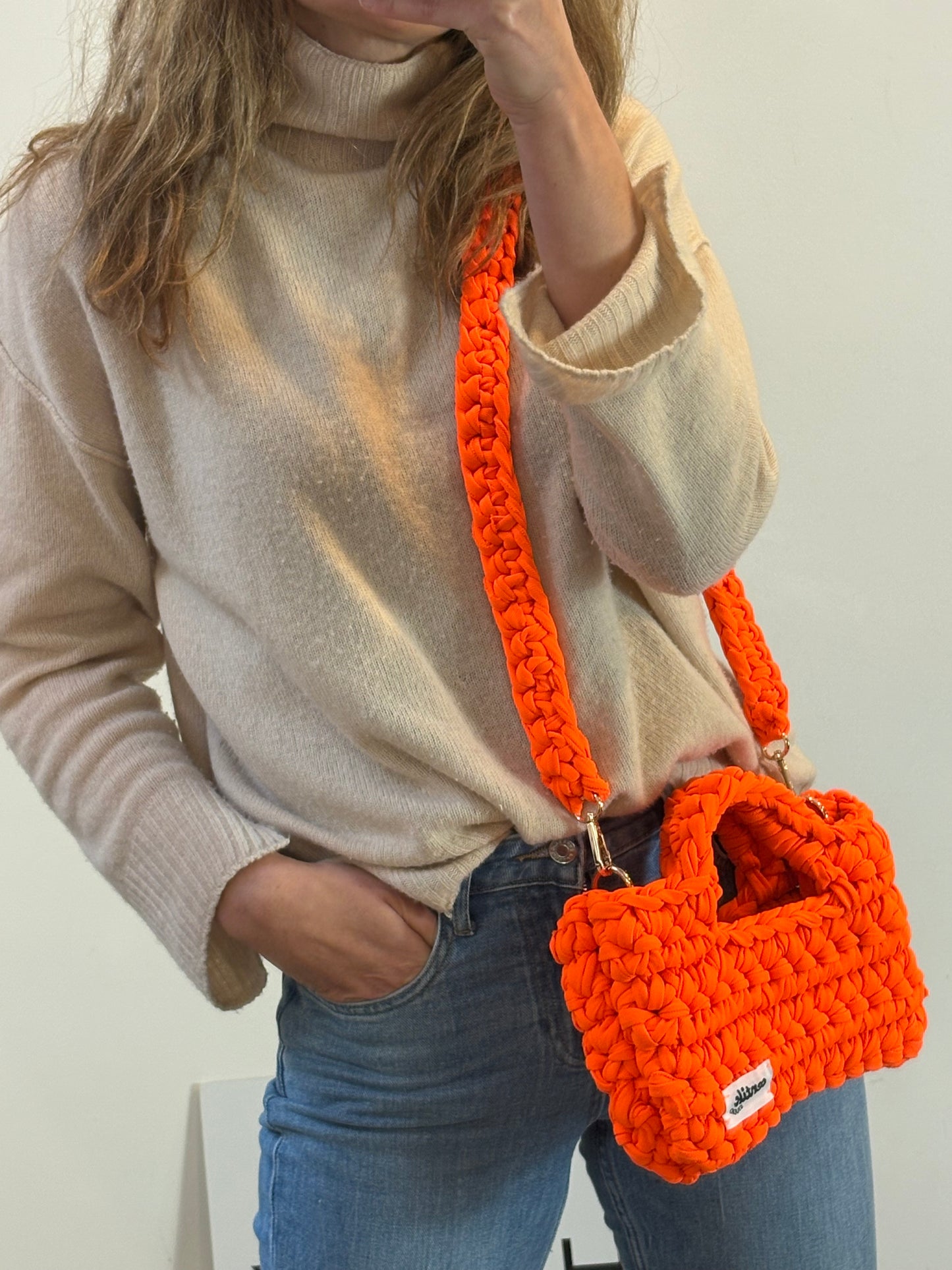 OTRAS. Bolso naranja handmade