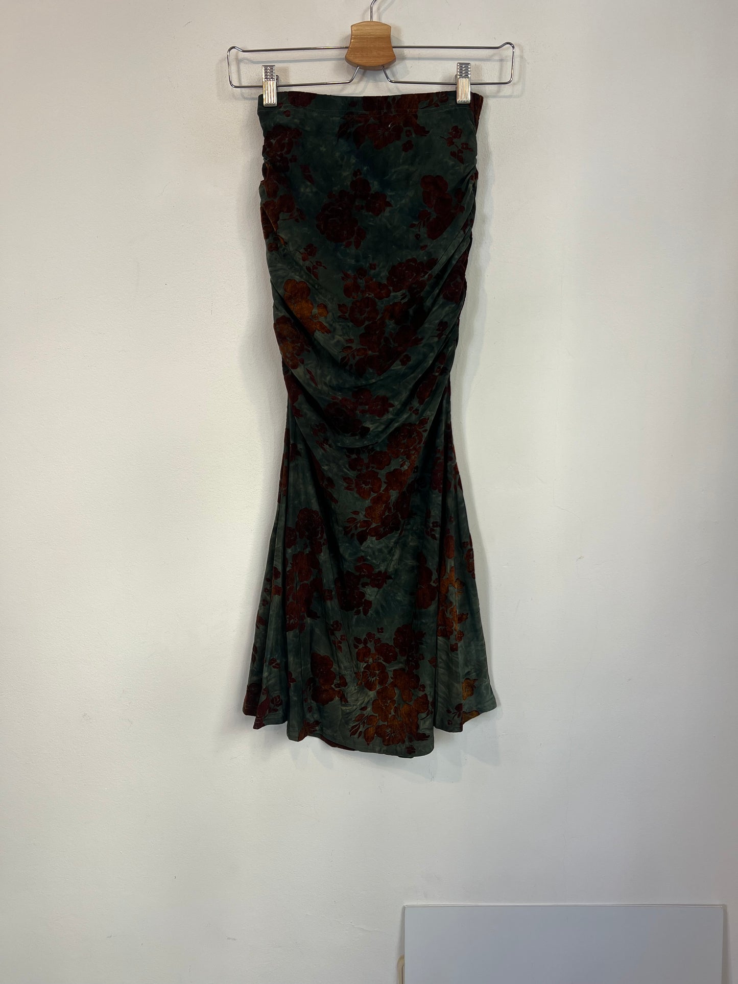 OTRAS. Vestido verde estampado terciopelo