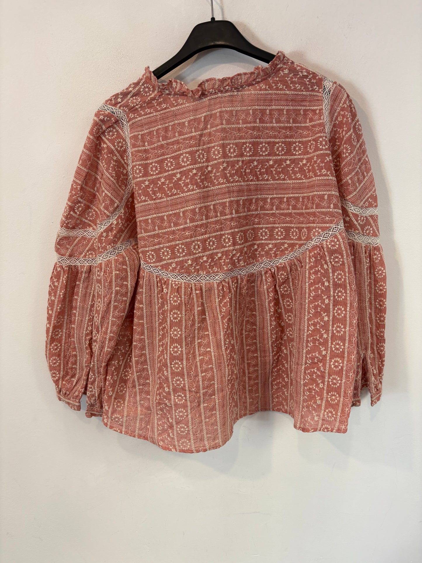 ZARA. Blusa rosa troquelada