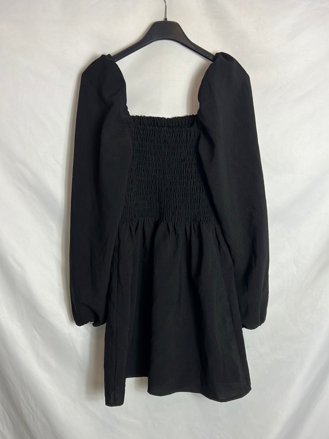 H&M. Vestido corto negro nido abeja T.s