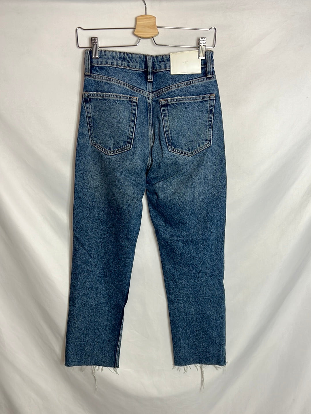 ZARA. Denim recto cropped desflecado. T 34