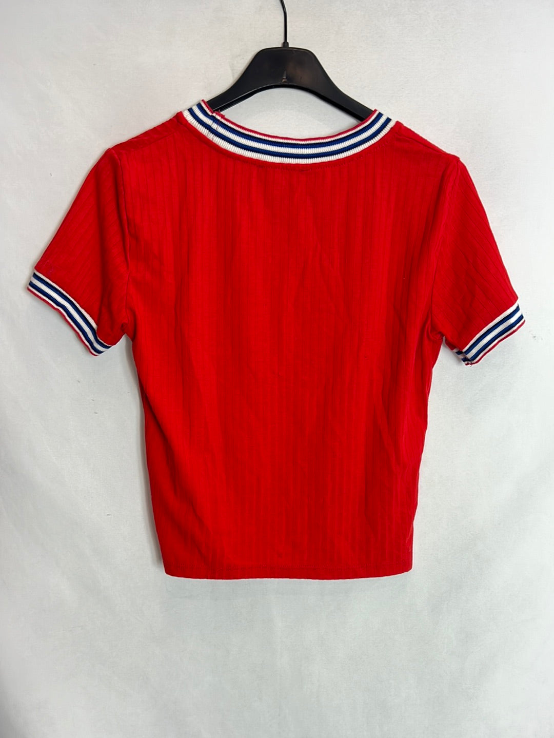 BERSHKA. Top rojo canalé T.m