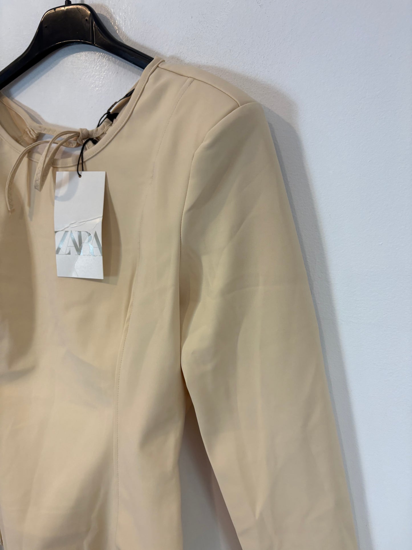 ZARA. Body color crema detalle espalda. T L