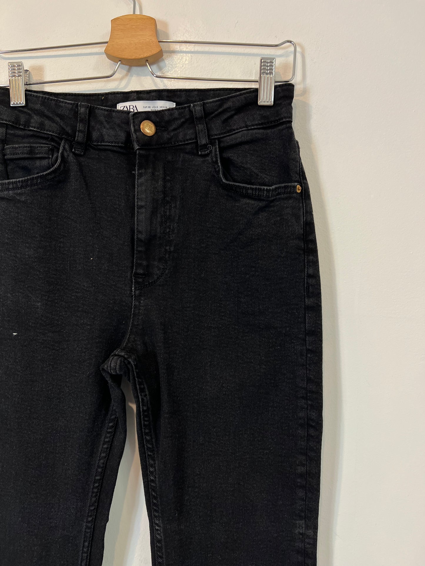 ZARA. Pantalón negro campana T.38