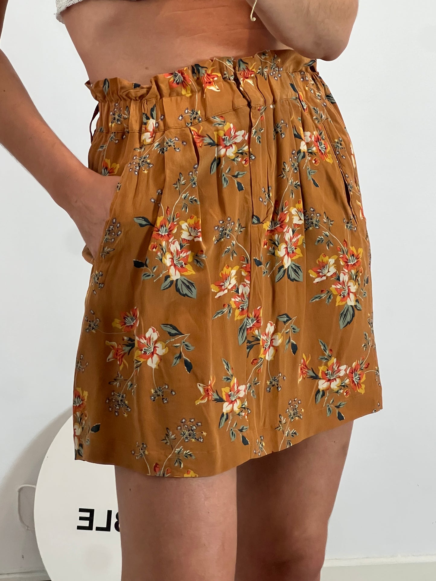 MASSIMO DUTTI. Falda mostaza flores seda T.38