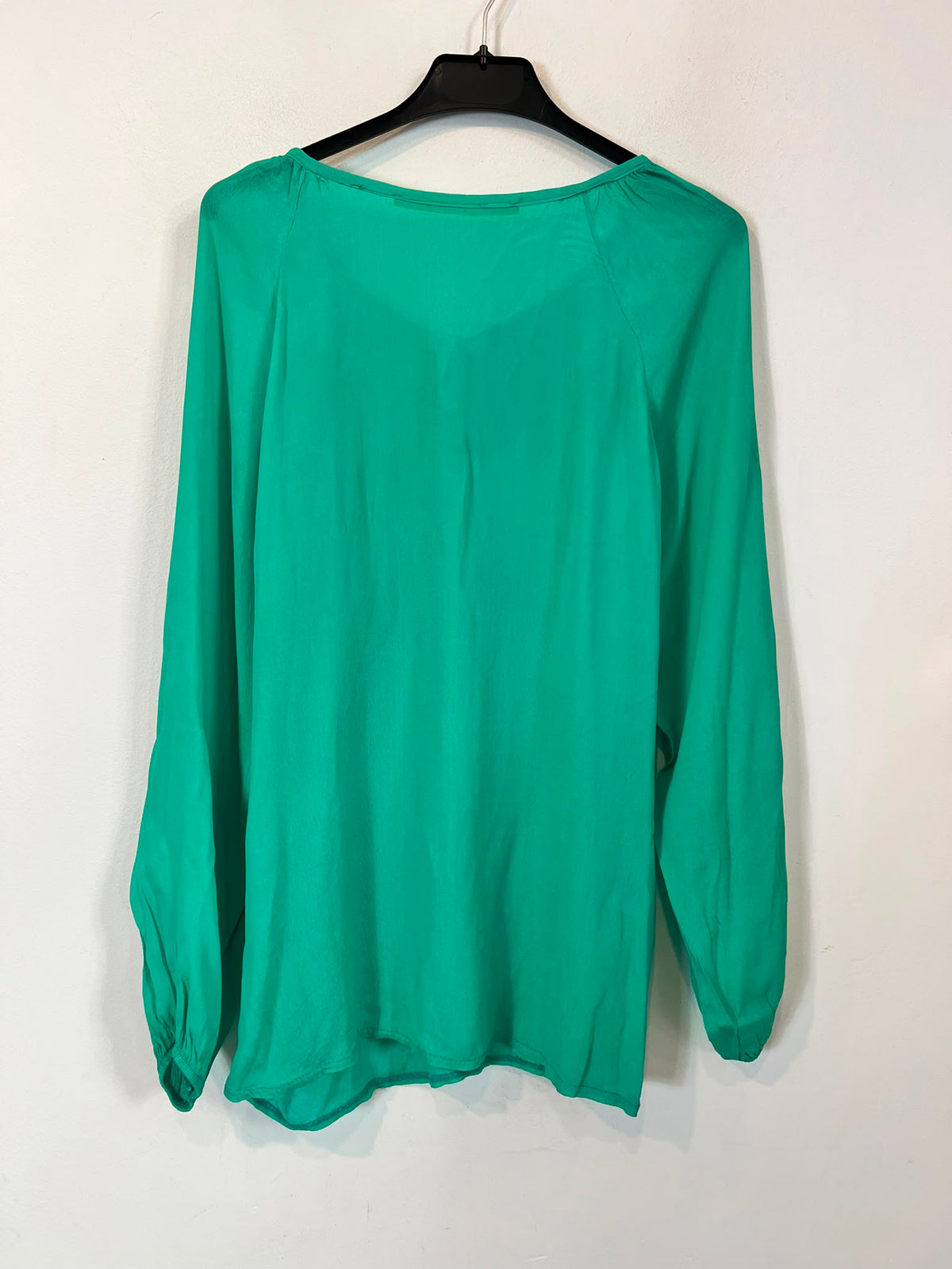 ÁNGELA DAVIS. Blusa verde con seda