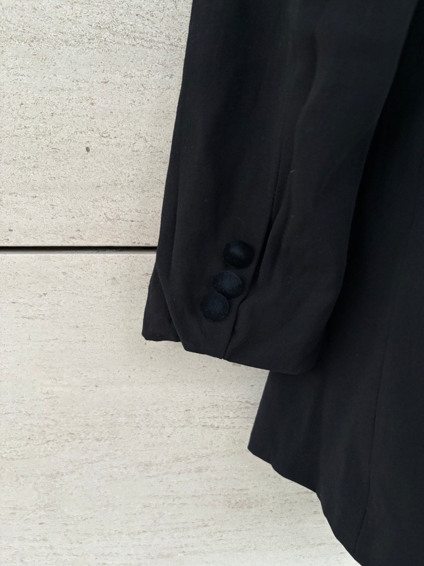 OTRAS. Blazer negra vintage detalles en terciopelo