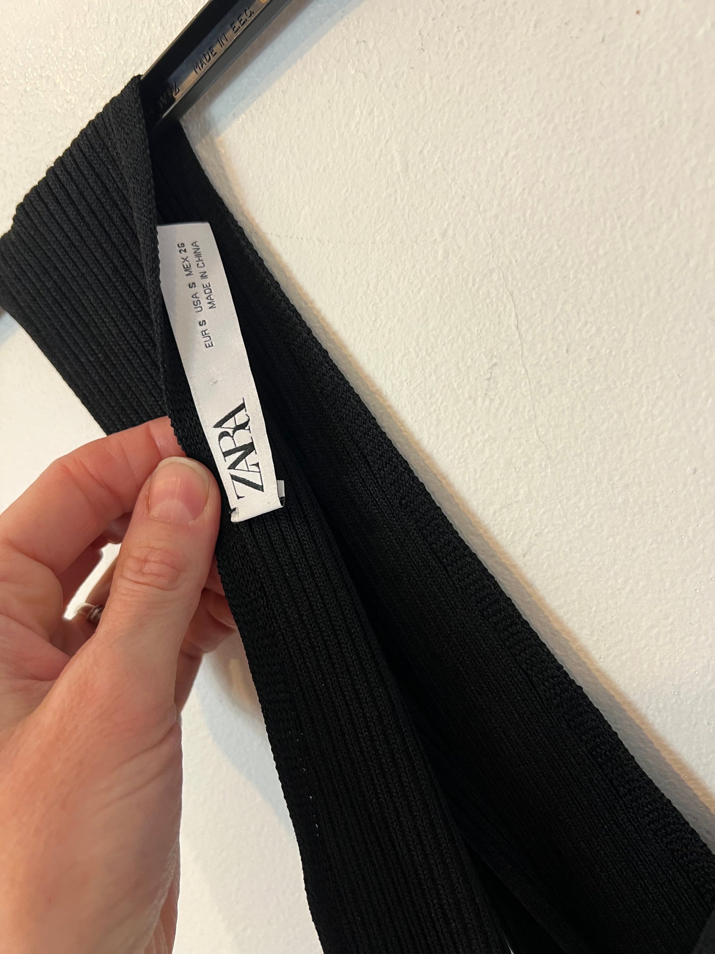 ZARA. Vestido largo canalé negro