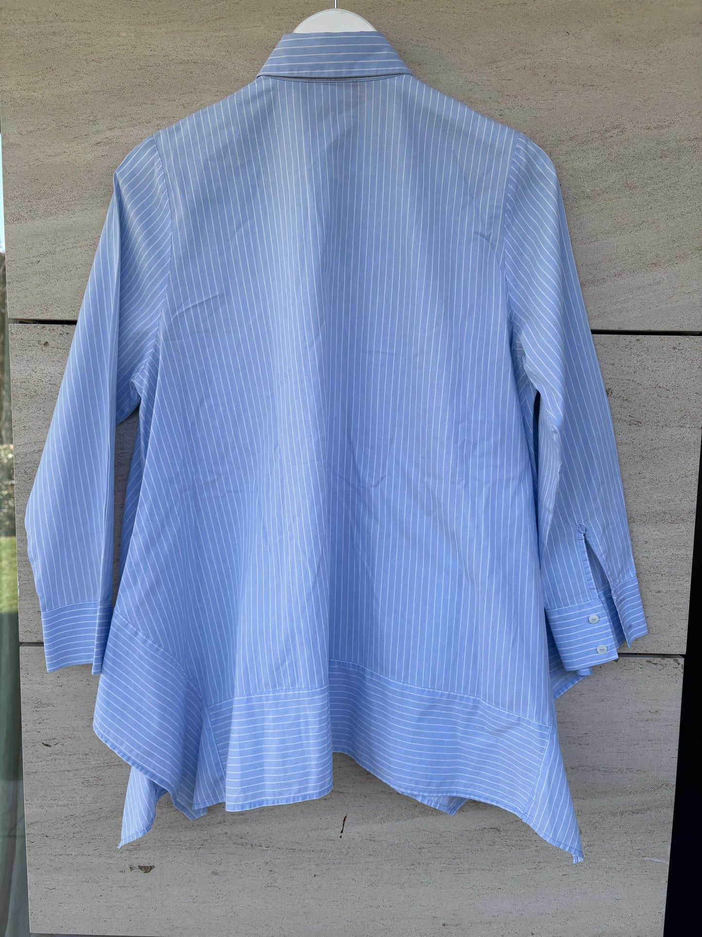 LION OF PORCHES. Camisa rayas volante