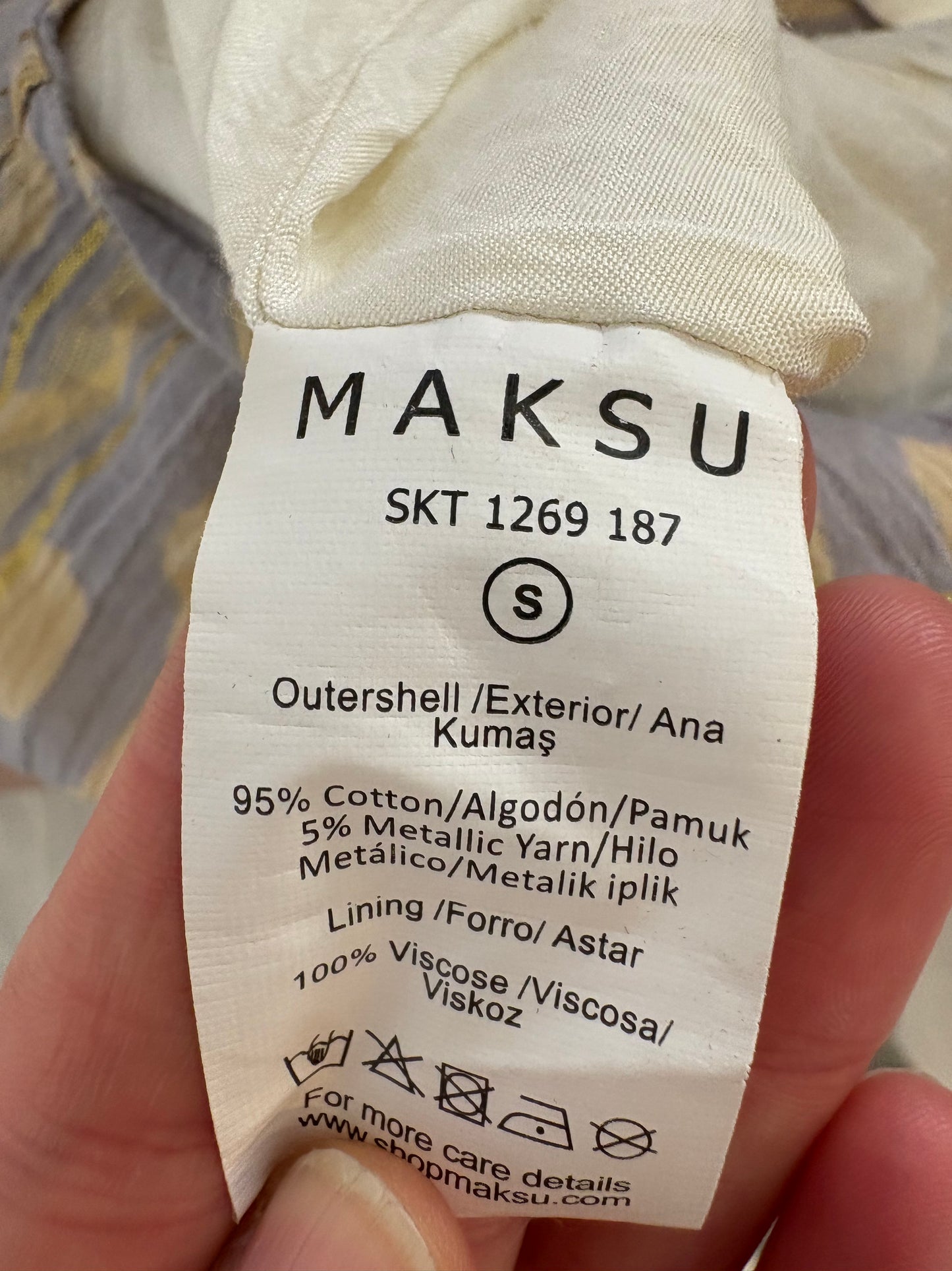MAKSU. Falda midi detalles dorados