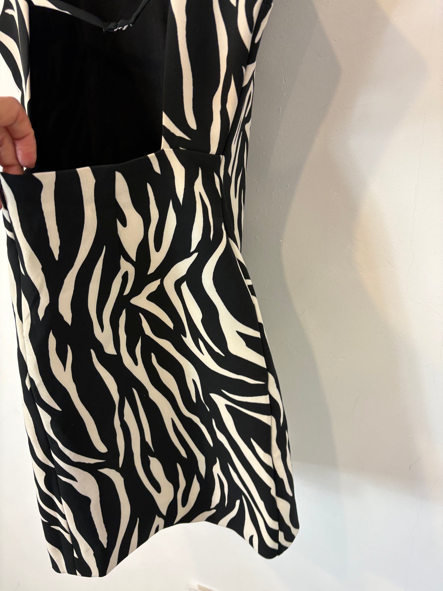 ZARA. Vestido bicolor espalda al aire