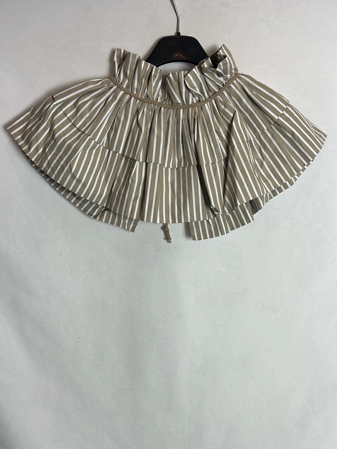 NECKS. Pleated beige striped collar. YOUR