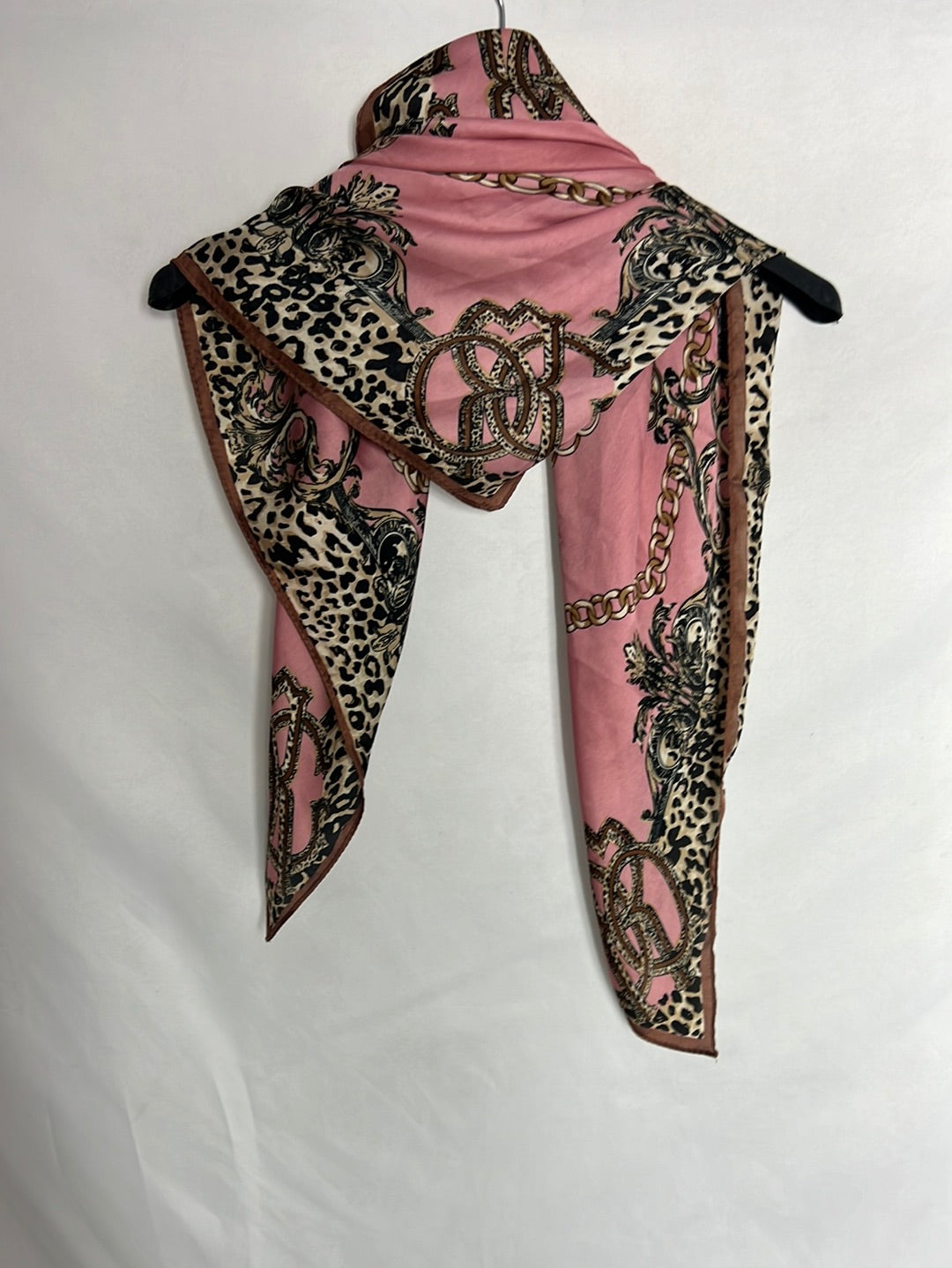 OTRAS. Pañuelo rosa cadenas