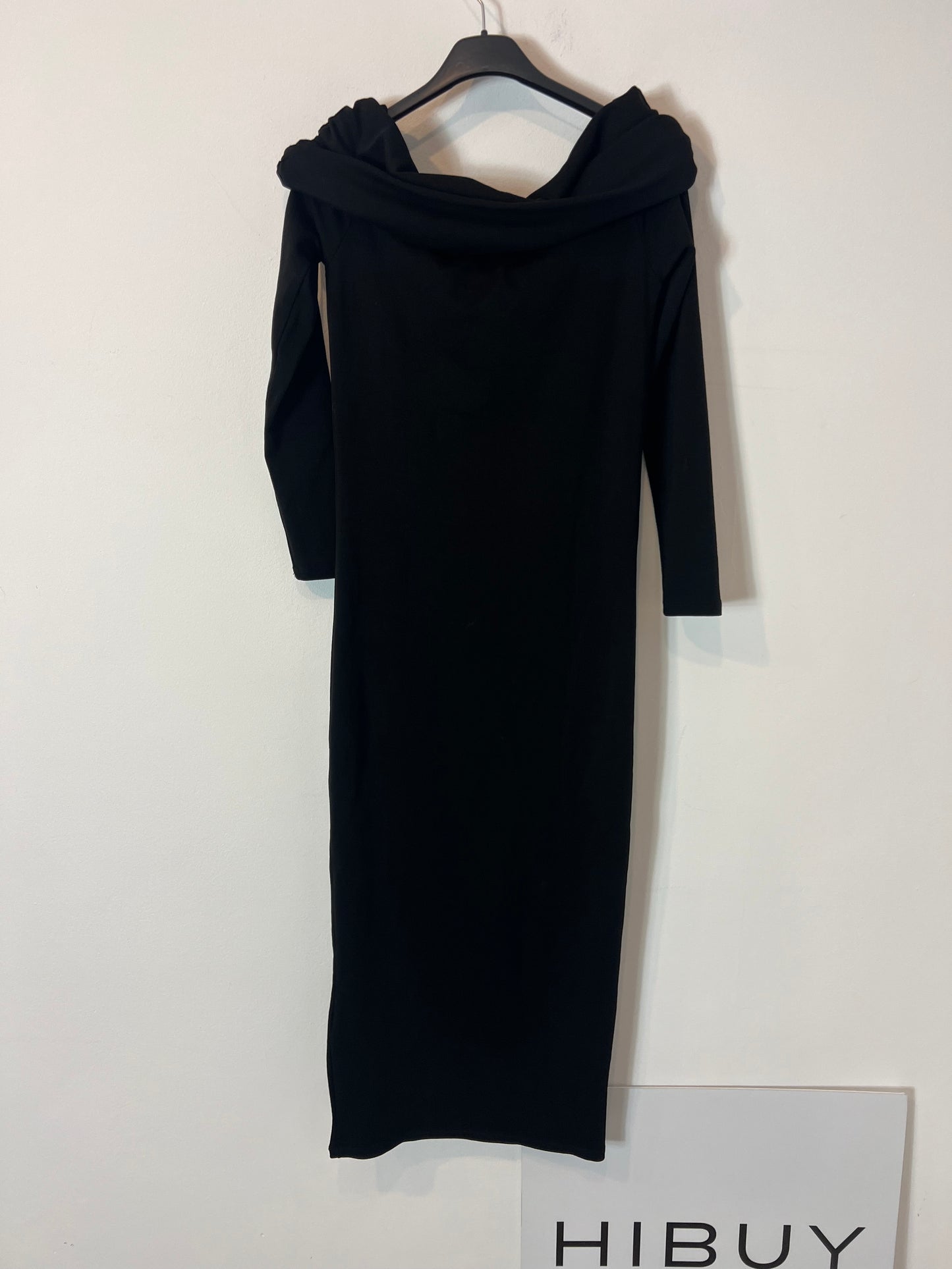 ZARA. Vestido midi negro entallado. T M