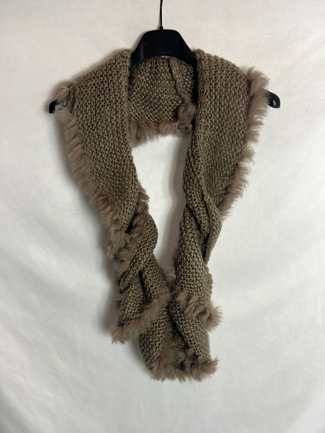 AÏTA. Cuello punto y pelo