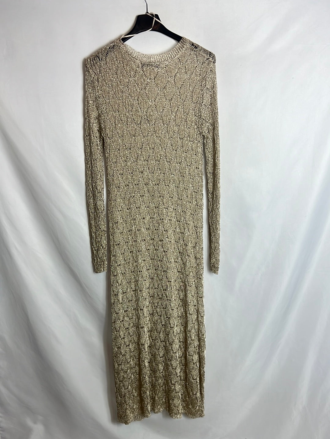 ZARA. Vestido midi dorado calado. T M