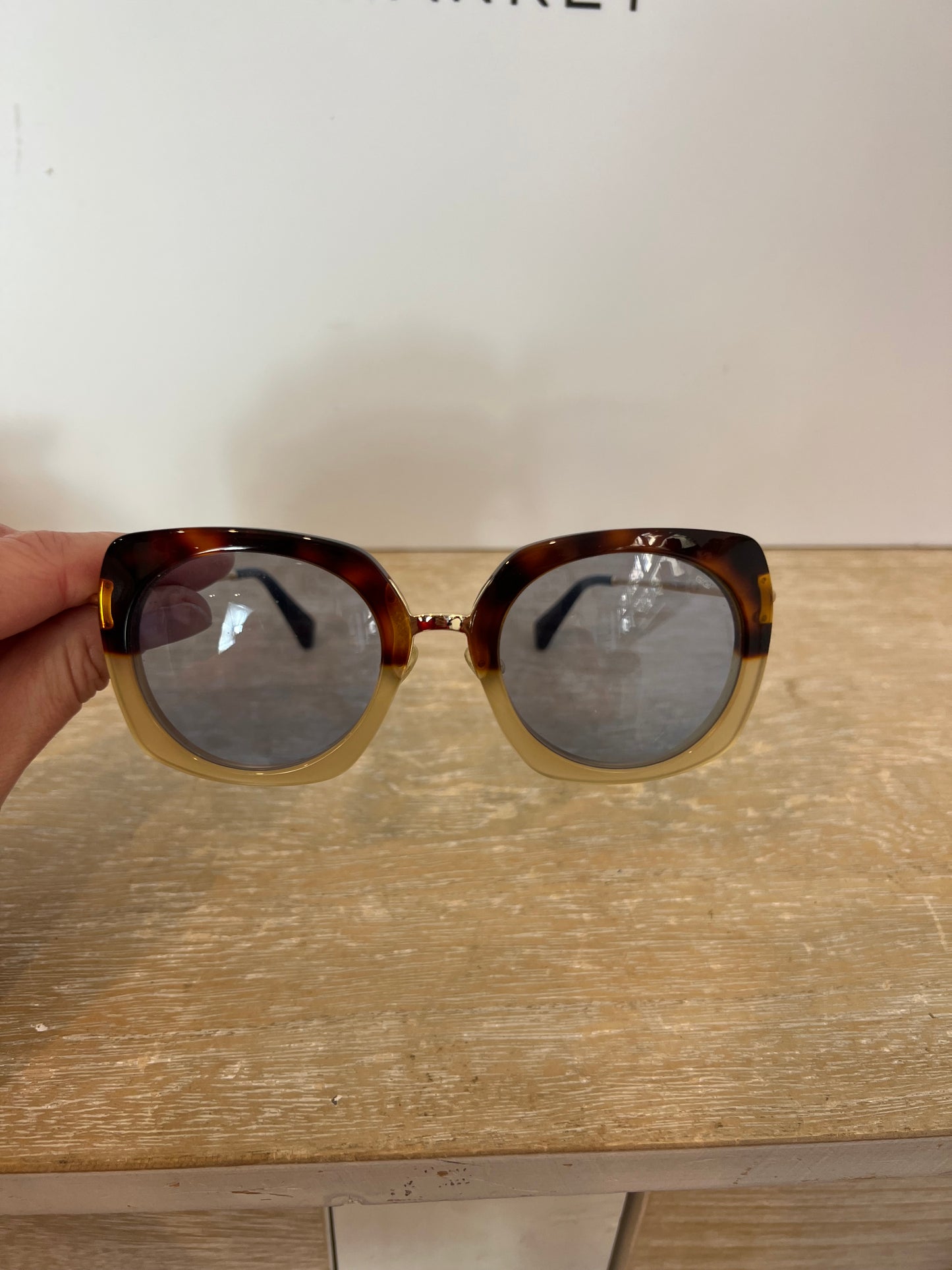 GIGI STUDIOS. Gafas de sol nacar