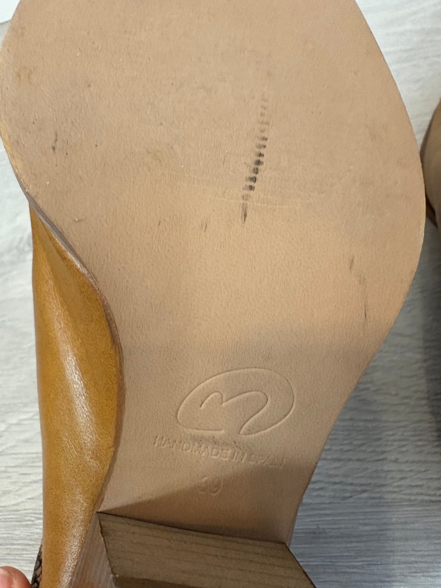 MICUIR. Zueco piel camel