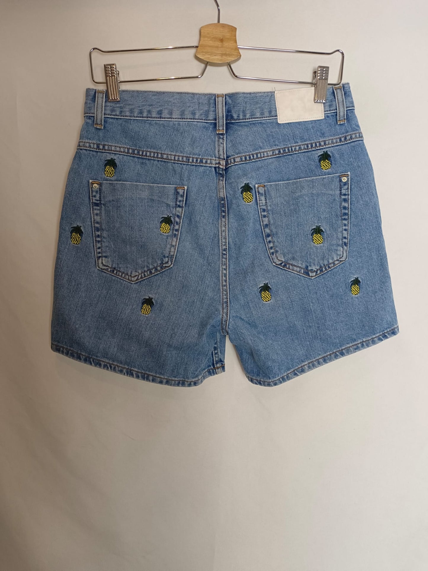 ZARA. Pantalón denim bordado piñas T.40