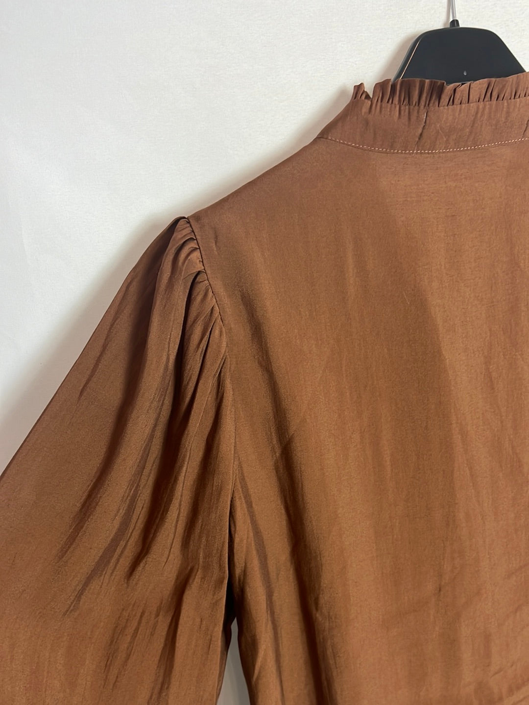 PEQUEÑA MOMA. Blusa marrón fluida cuello volante. T S