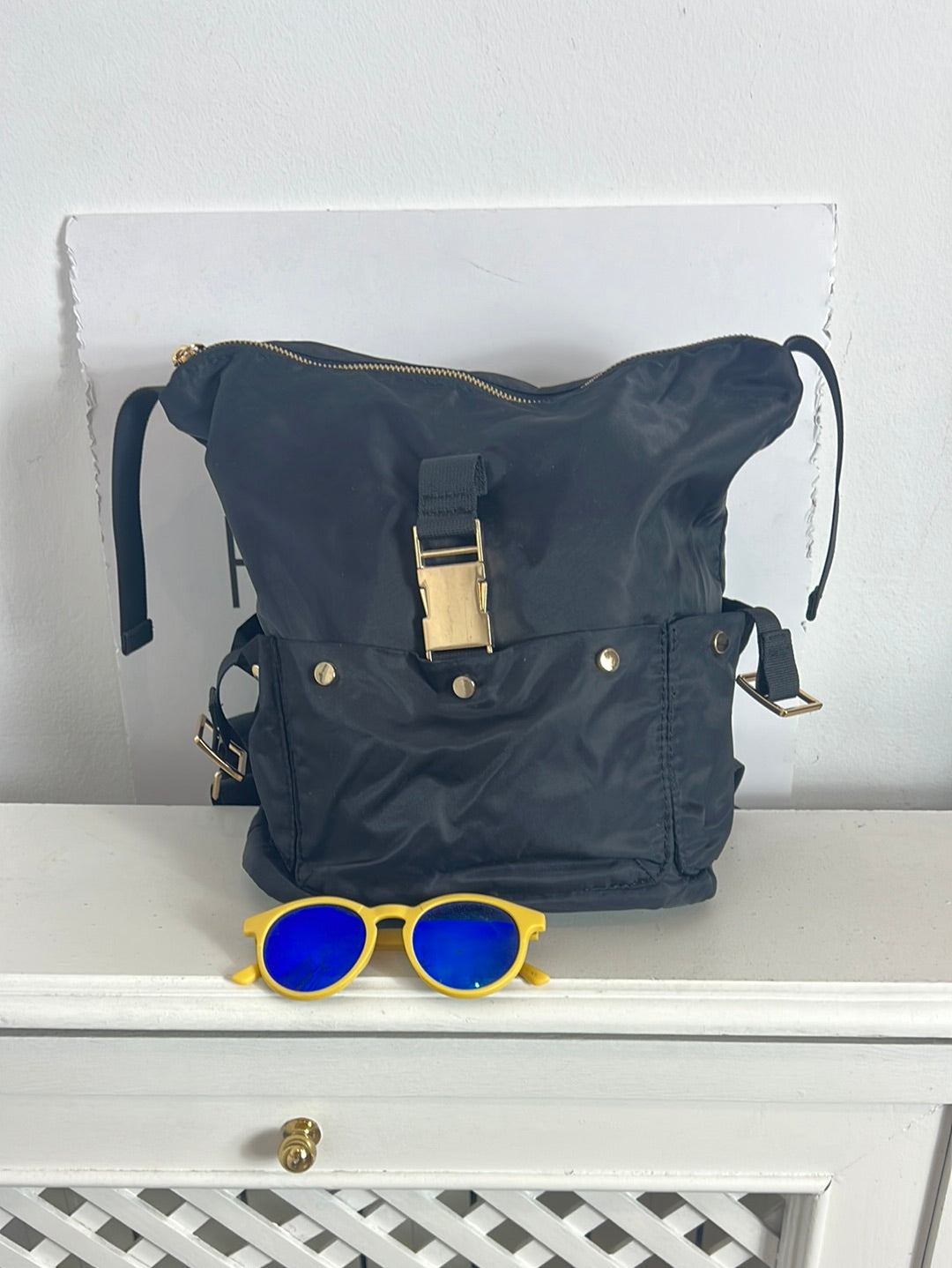 ZARA. Mochila negra tachuelas