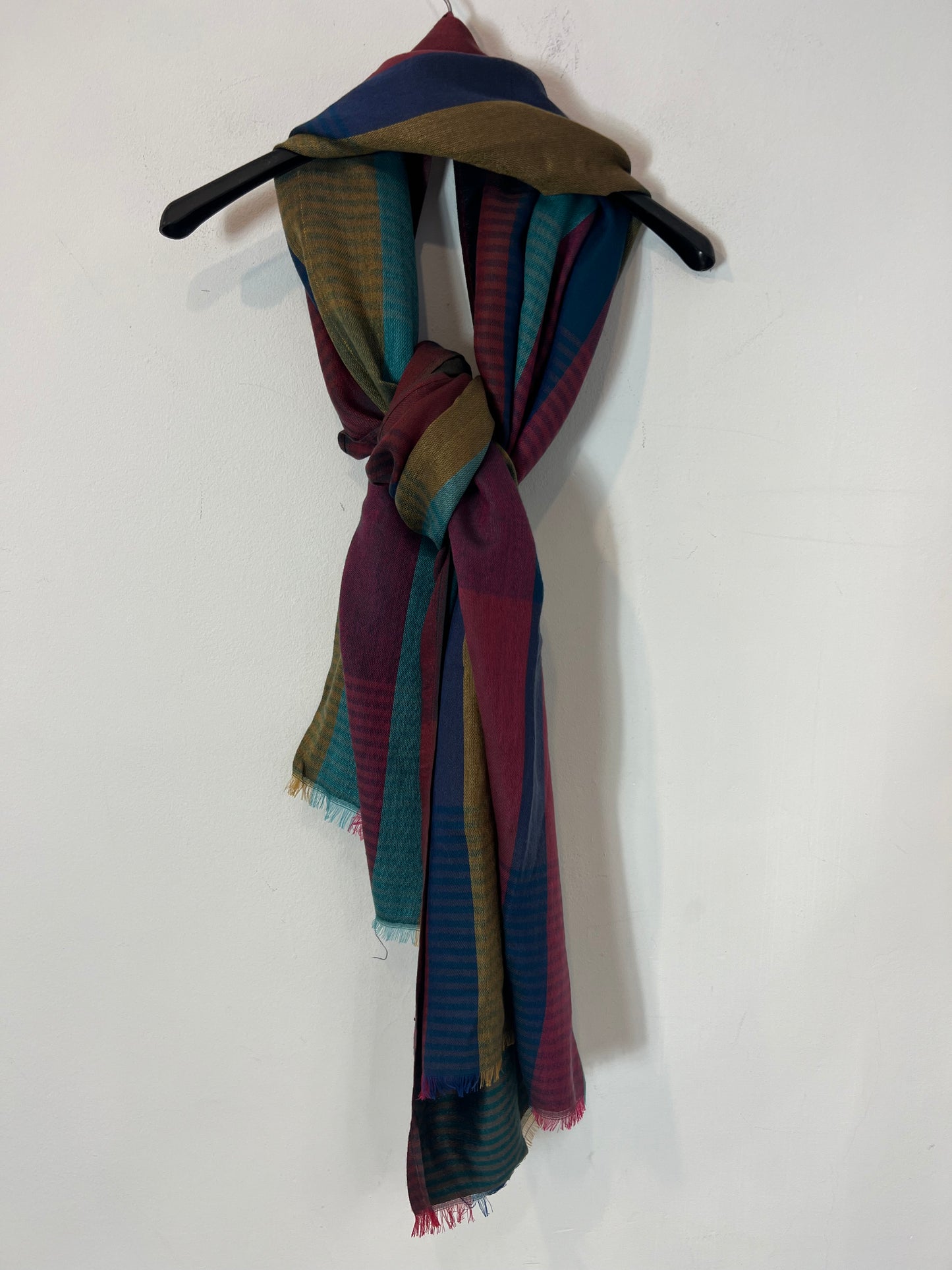 OTRAS. Fular tayas tonos burdeos