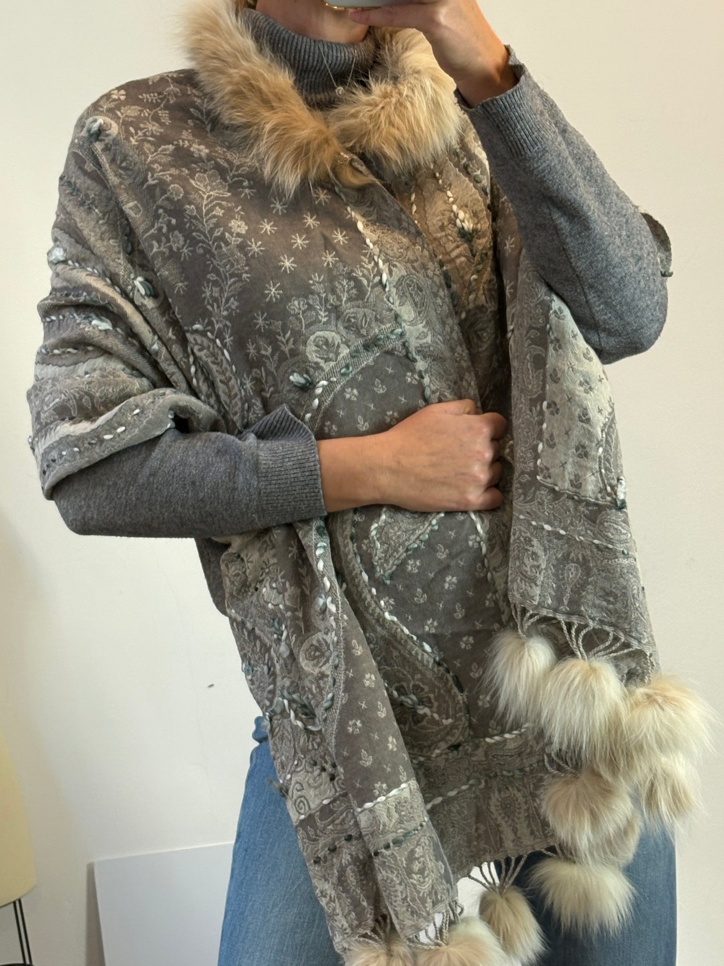 OTRAS. Capa bordada con pelo