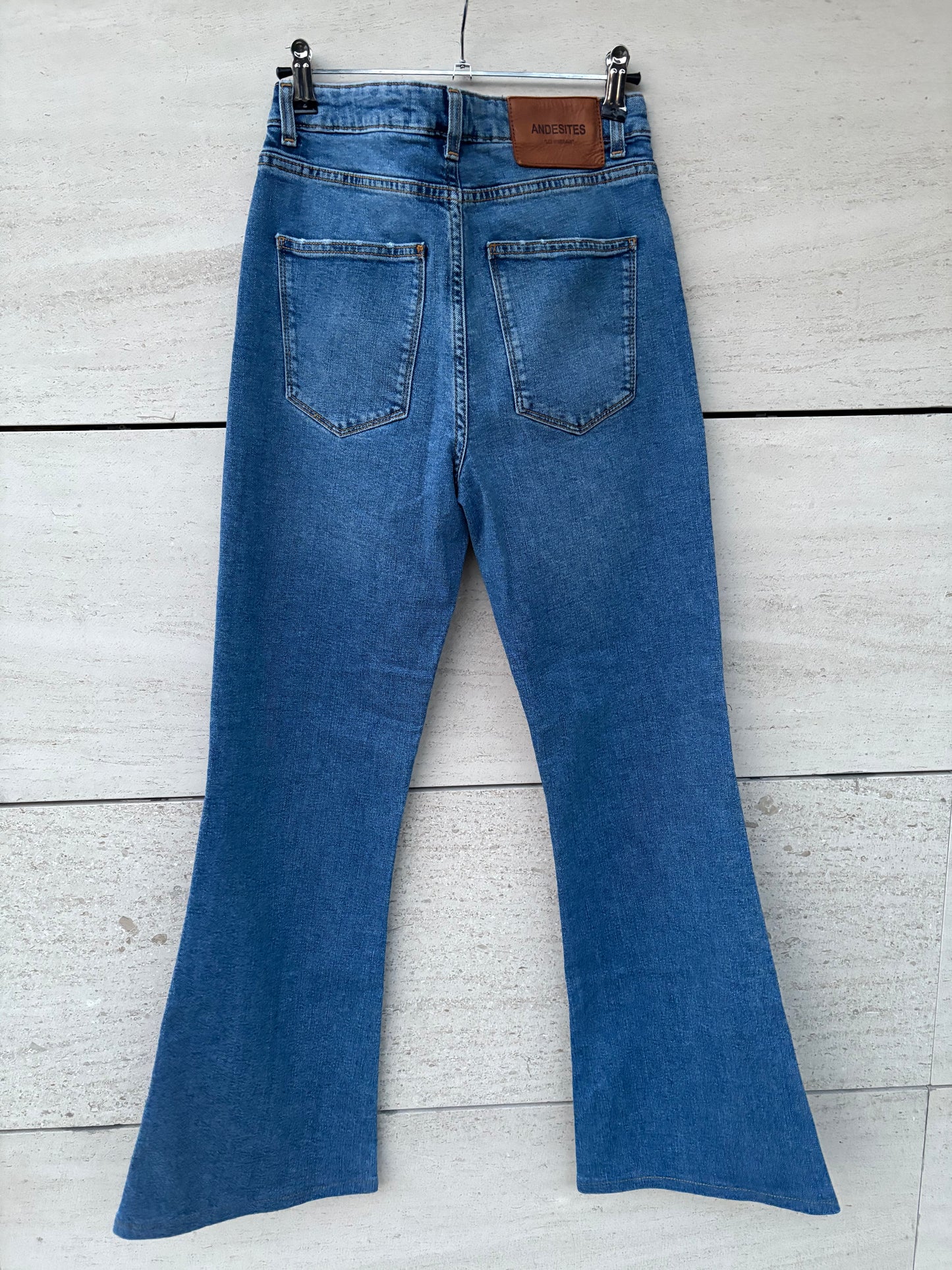 ANDESITES. Denim ligeramente acampando