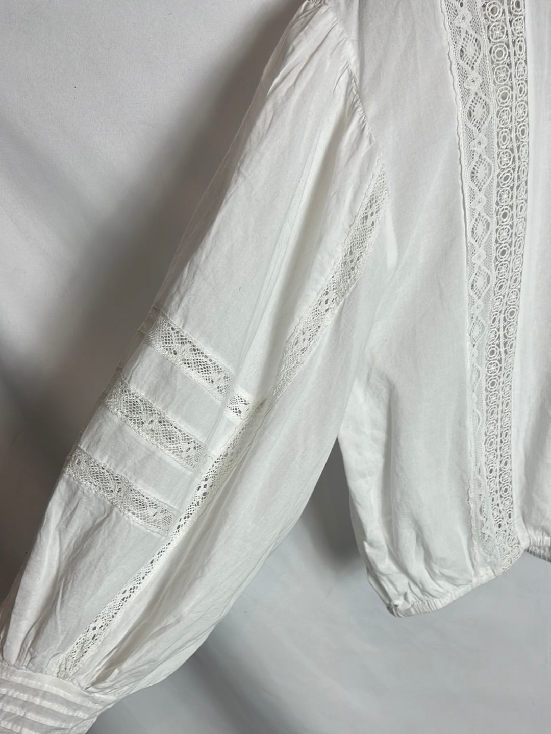 MANGO. Blusa blanca encajes . T L