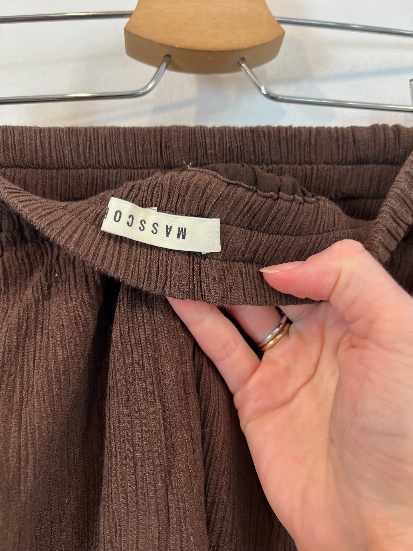 MASSCOB. Pantalón marrón textura. T XS