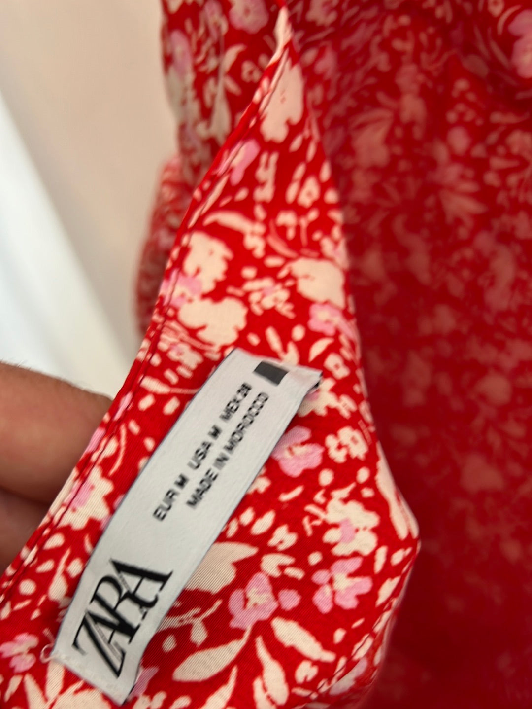 ZARA. Vestido midi rojo flores. T M