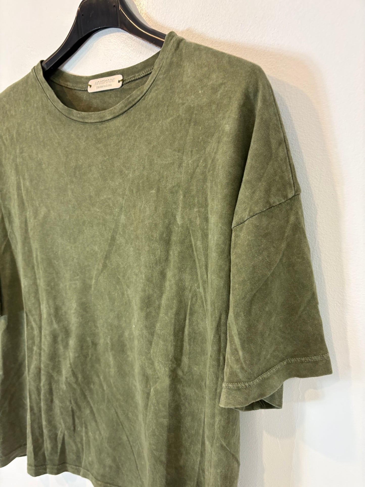 OTRAS. Camiseta verde detalle espalda. T M