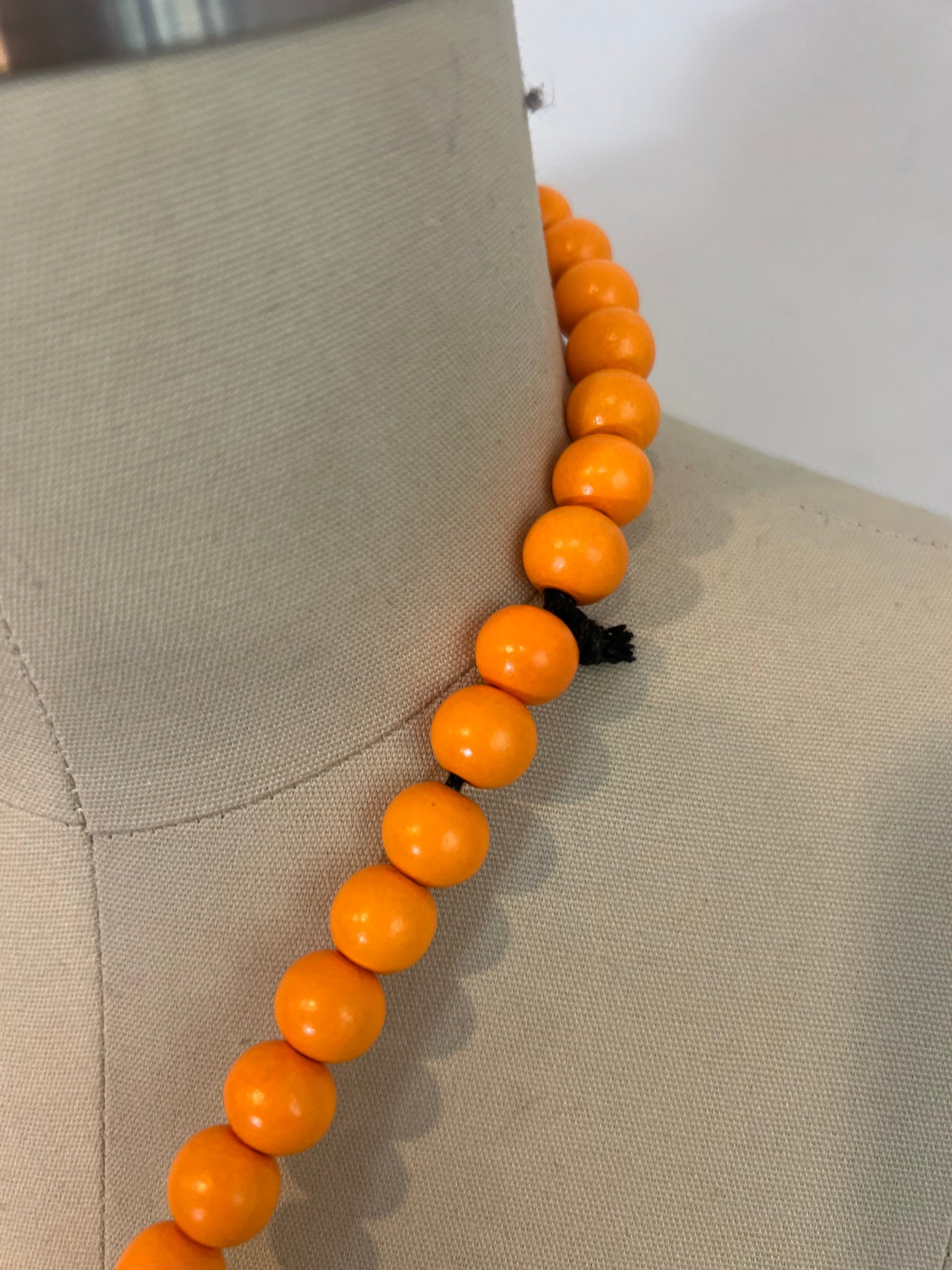 OTRAS. Collar bolas color mandarina