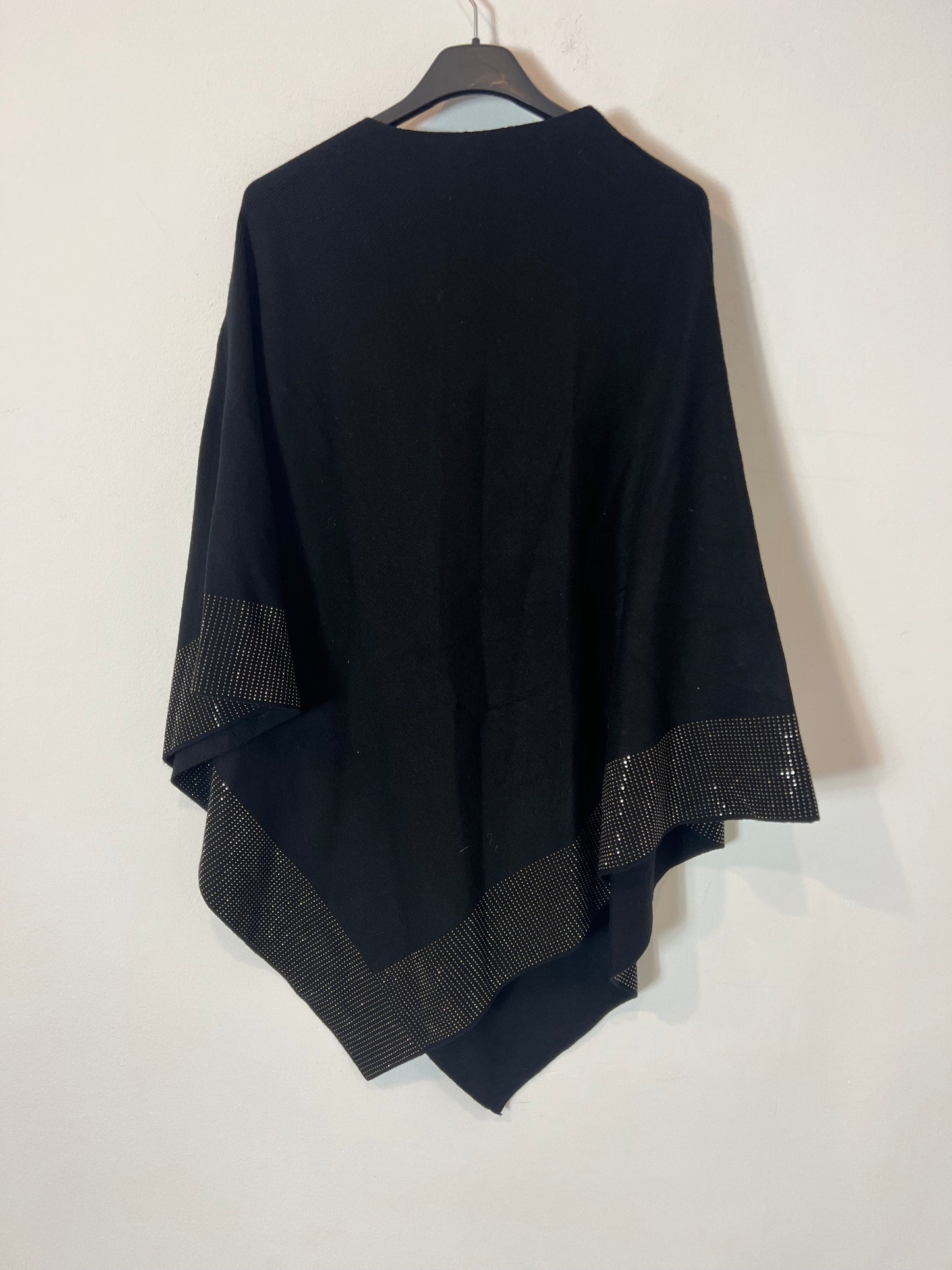 OTRAS. Poncho negro detalle pedrería. T U(M/L)