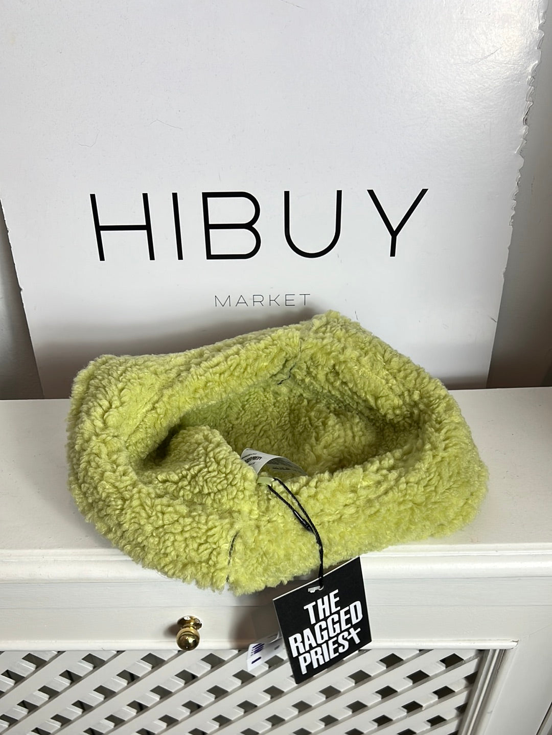 URBAN OUTFITERS. Gorro negro borrego