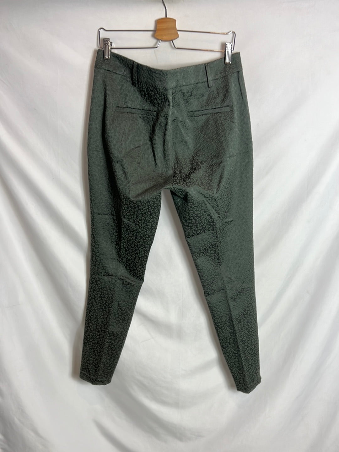 INTROPIA. Textured green trousers. Size 46