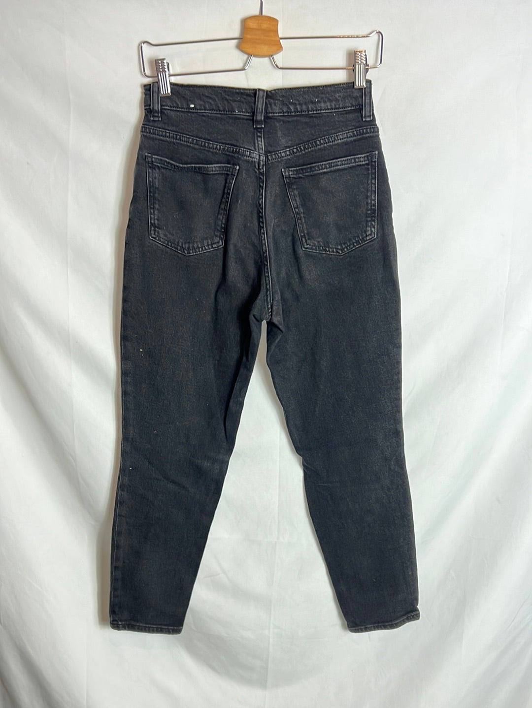 MANGO. Denim negro estilo mom fit. T 36