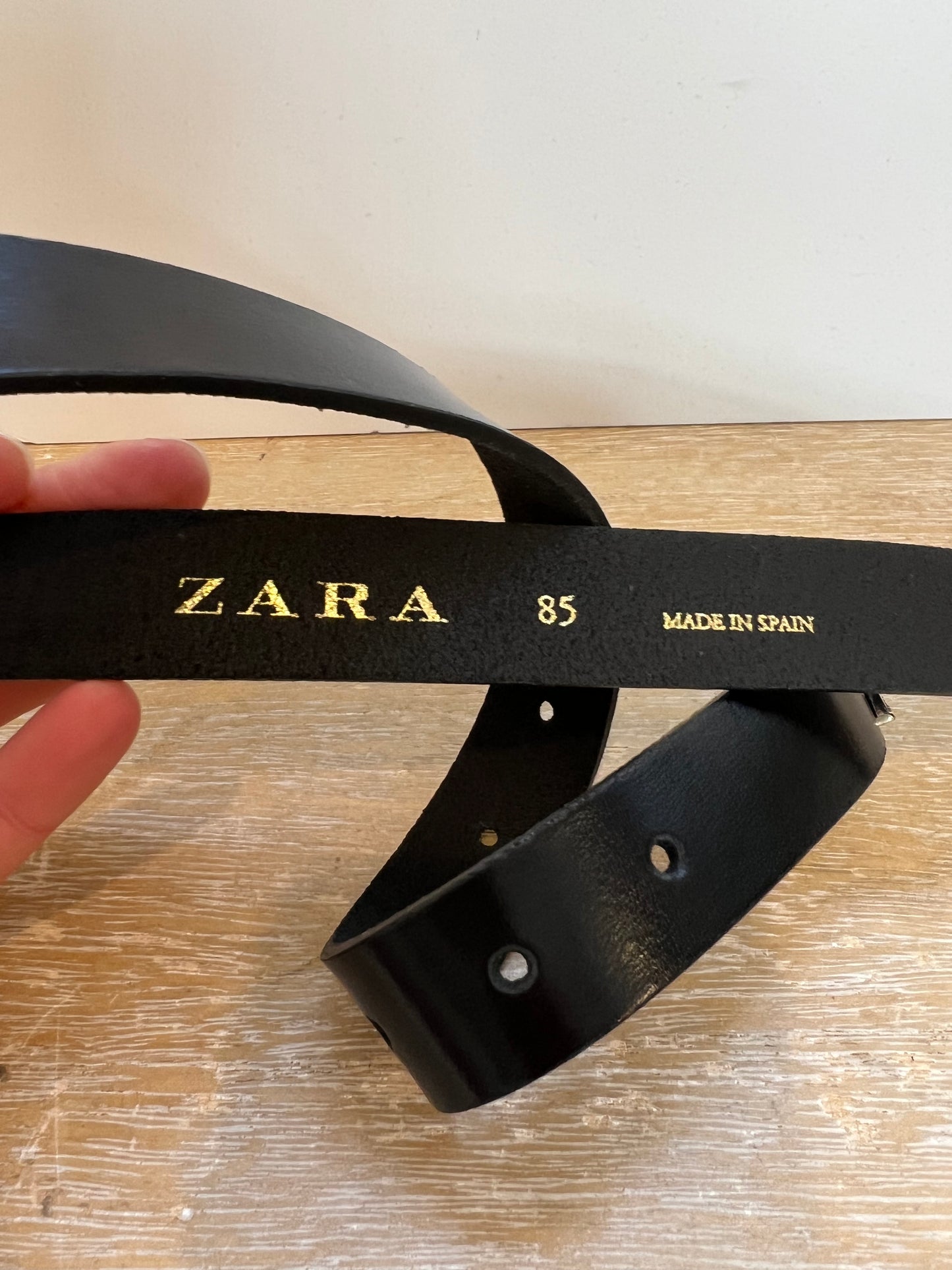 ZARA. Cinturón piel hebilla dorada. T 85