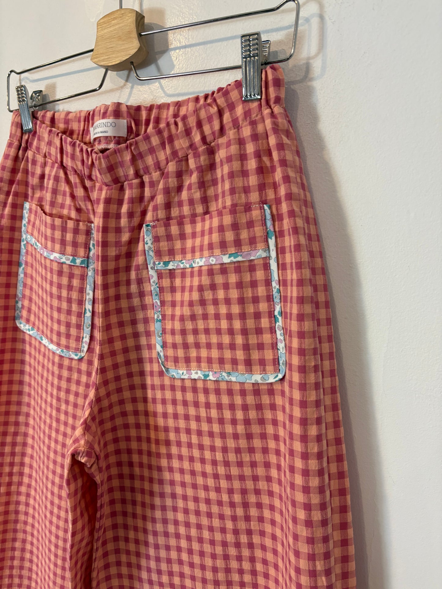 TAMARINDO Pantalón cuadros detalles bolsillos tonos rosas