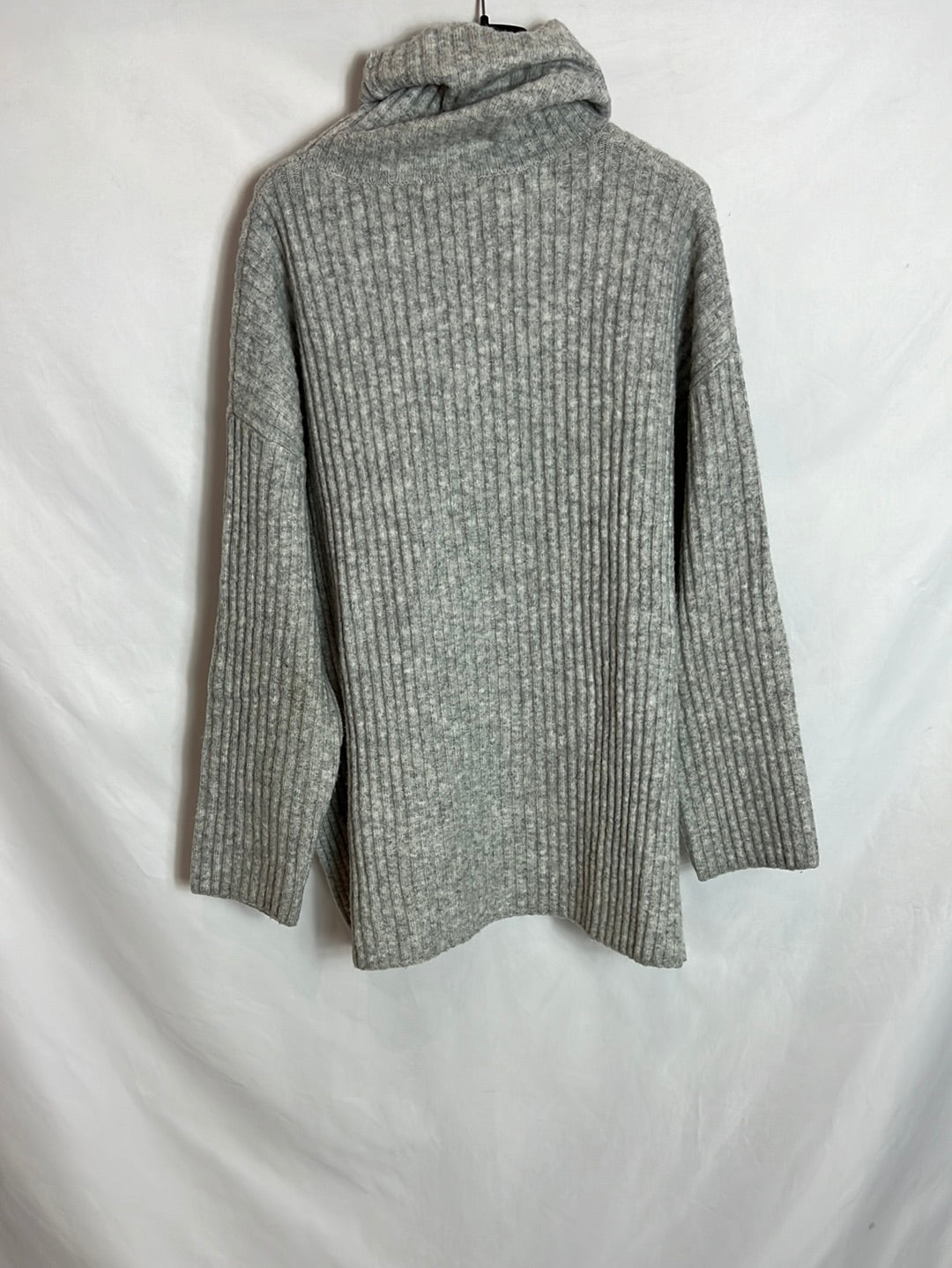 H&M. Jersey gris canalé asimétrico. T S