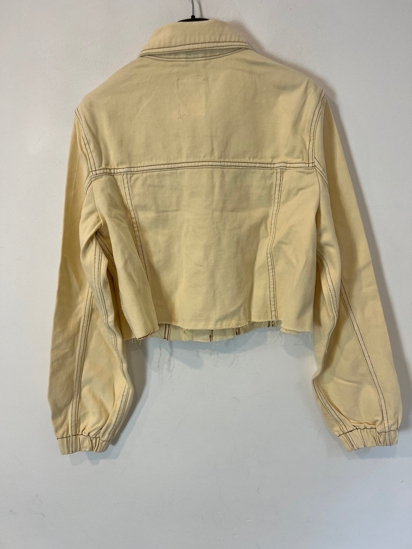 PINK WOMAN. Cazadora crop beige costuras. T L