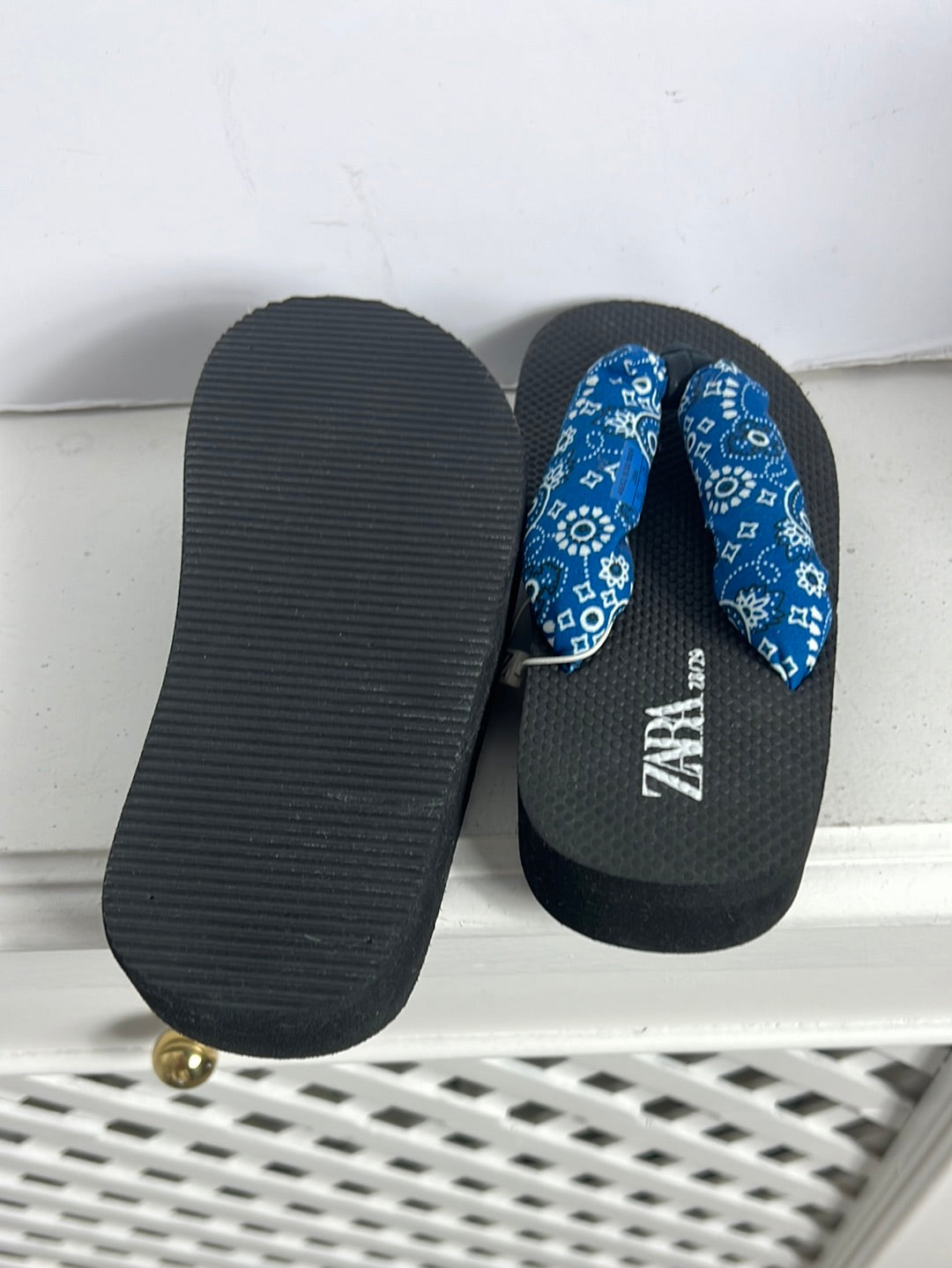ZARA. Cushioned flip-flops with thick soles. Size 28/29